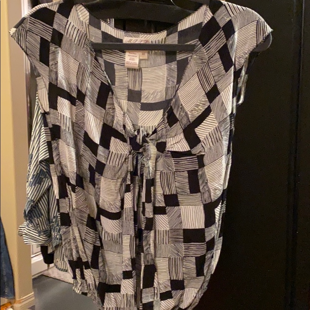 Max studio blouse with tie attached